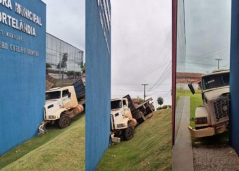 Carreta 'perde' freio e bate contra prédio da prefeitura em Nortelândia (MT)